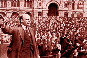 V.I.Lênin đọc diễn văn tại Quảng trường Đỏ ở Mátxcơva trước các đơn vị tham gia khóa huấn luyện quân sự toàn dân, ngày 25-5-1919. Ảnh: T.L
 
